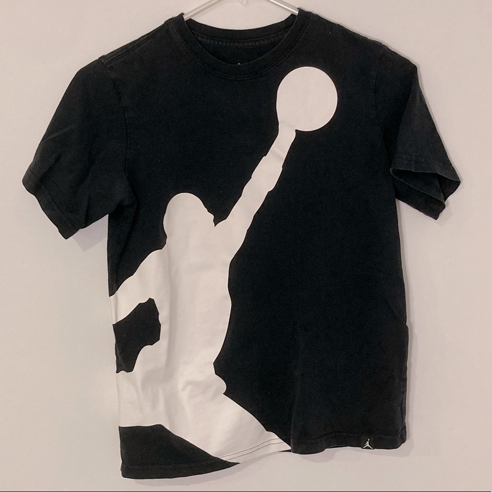 Air Jordan black wrap around logo man tee